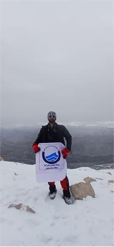 صعود زمستانی کوهنورد آبفا خوزستان به قله ی‌ دلا در خوزستان