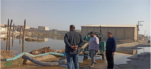 تخلیه آب ناشی از شکستگی خطوط آب در سوسنگرد