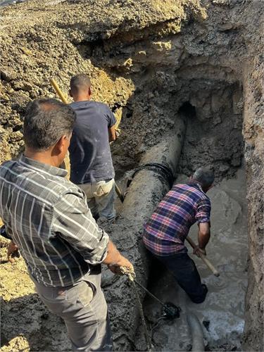 رفع شکستگی خط لوله آب ۴۰۰ میلیمتری در شهرک طالقانی بندرماهشهر