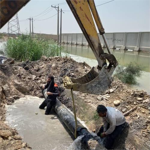 تعویض لوله انتقال آب در بندر امام خمینی(ره)
