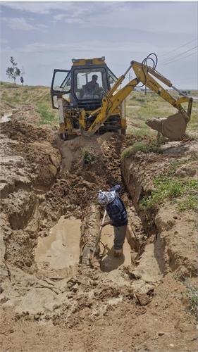 شکستگی خط انتقال تامین آب شرب  11روستای مسیر امیدیه ترمیم شد